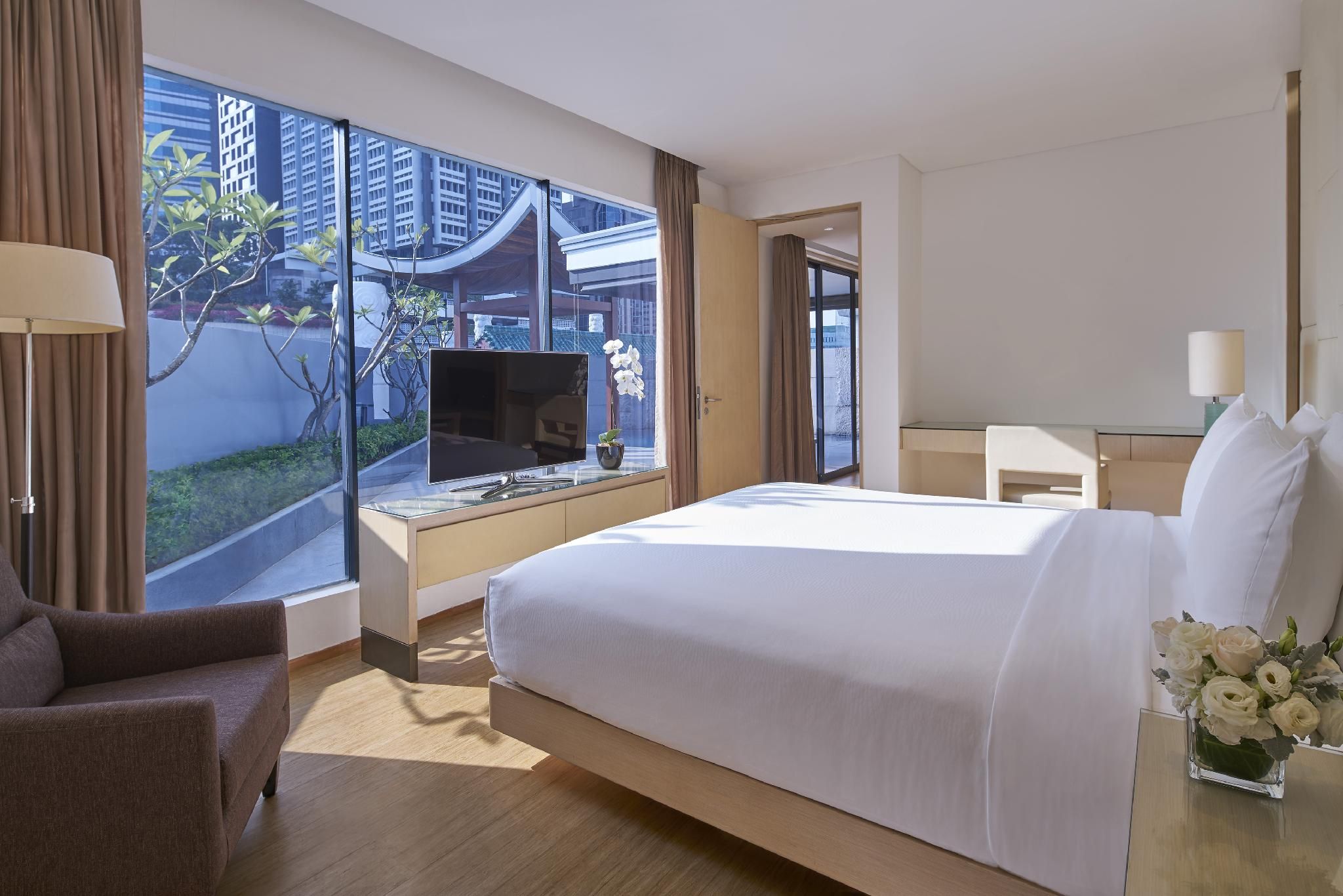 Tang Sok Kiar Suite, M Club Lounge Access, 1 Bedroom Suite, 1 King, Pool Access, Tub