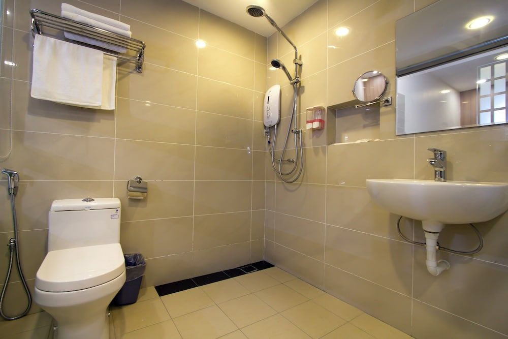 Elegant Hotel Room (Round Bed) 5