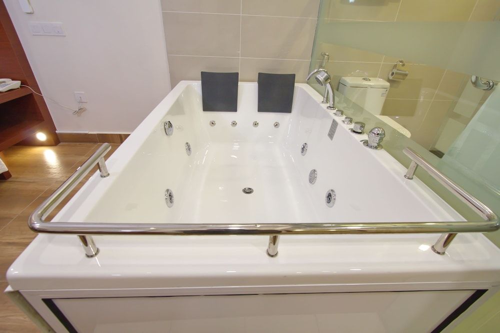 Elegant Hotel Room (Round Bed) 6