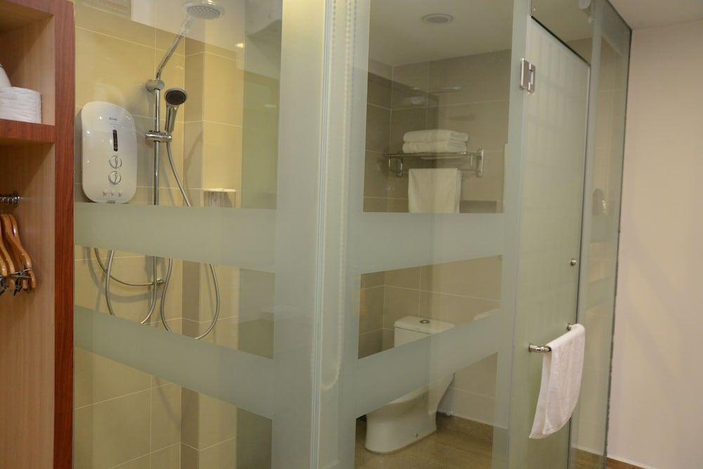 Elegant Hotel Deluxe Room 8