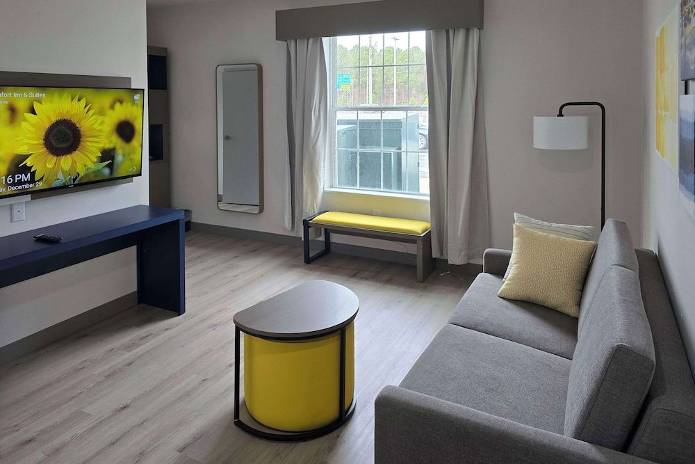 Comfort Inn & Suites Prince George - Fort Gregg Suite, 1 King Bed, Non Smoking 2