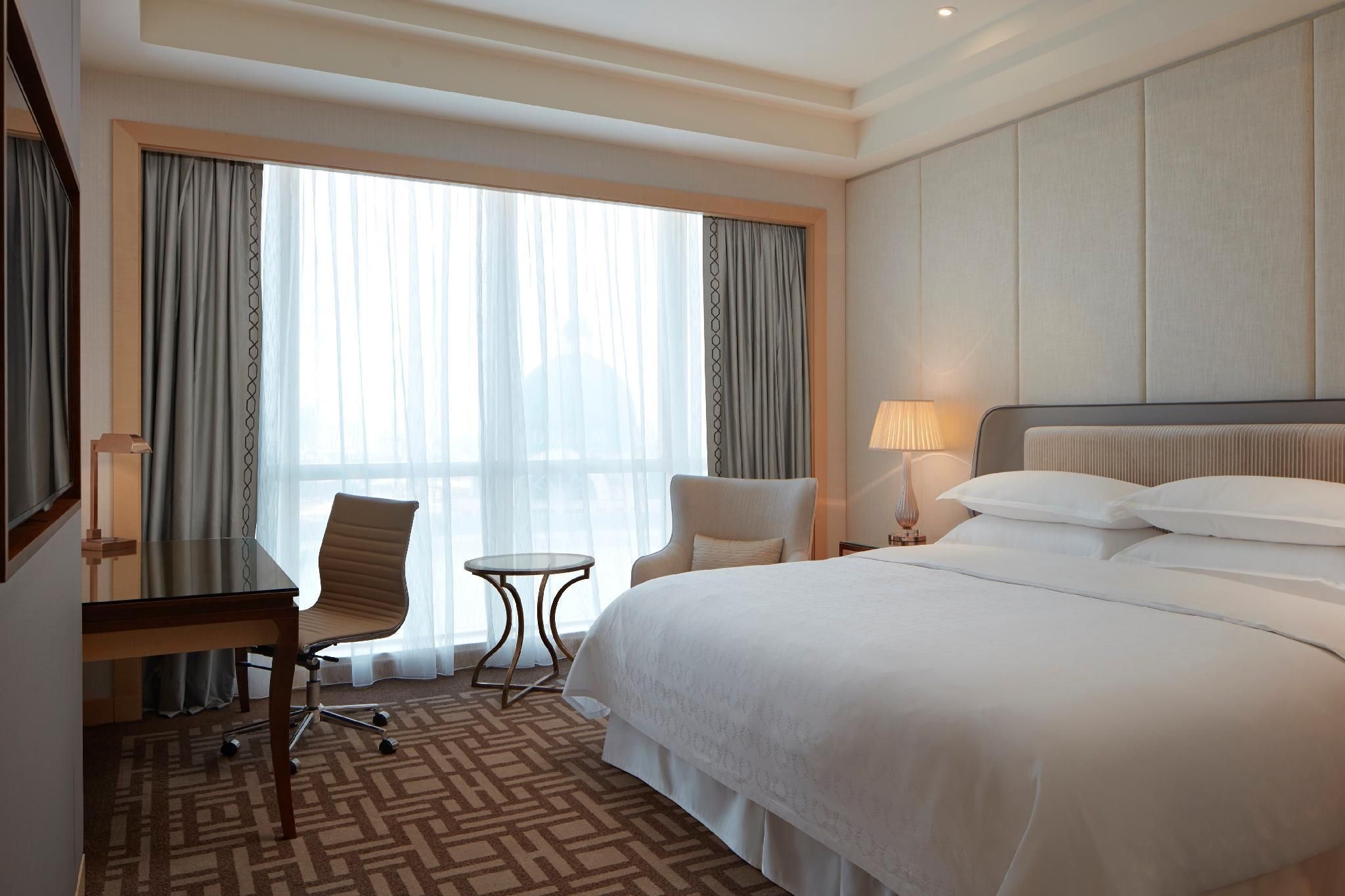 Guest room, 1 King, High floor
