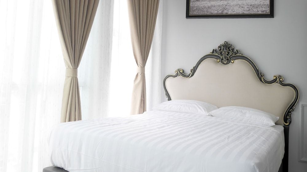 2 Bedroom Suite with Night Market View