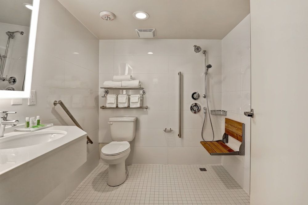 Holiday Inn Ottawa Dwtn - Parliament Hill by IHG Standard Room, 1 Queen Bed, Accessible (Communications, Roll-In Shower) 3
