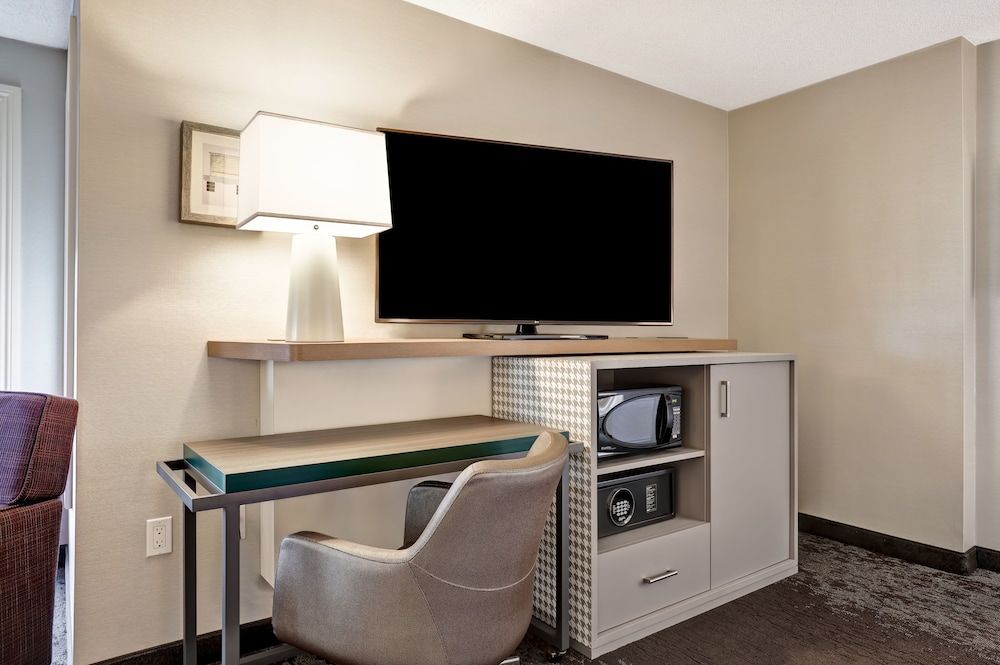 Holiday Inn Ottawa Dwtn - Parliament Hill by IHG Standard Room, 1 Queen Bed, Accessible (Communications, Roll-In Shower) 4