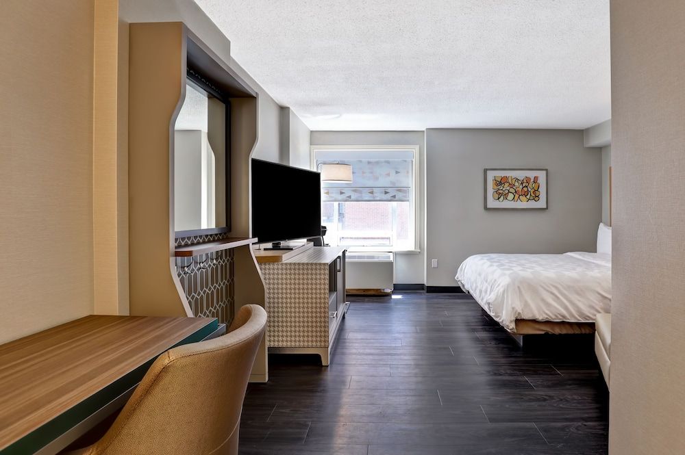 Holiday Inn Ottawa Dwtn - Parliament Hill by IHG Standard Room, 1 Queen Bed, Accessible (Communications, Roll-In Shower) 2