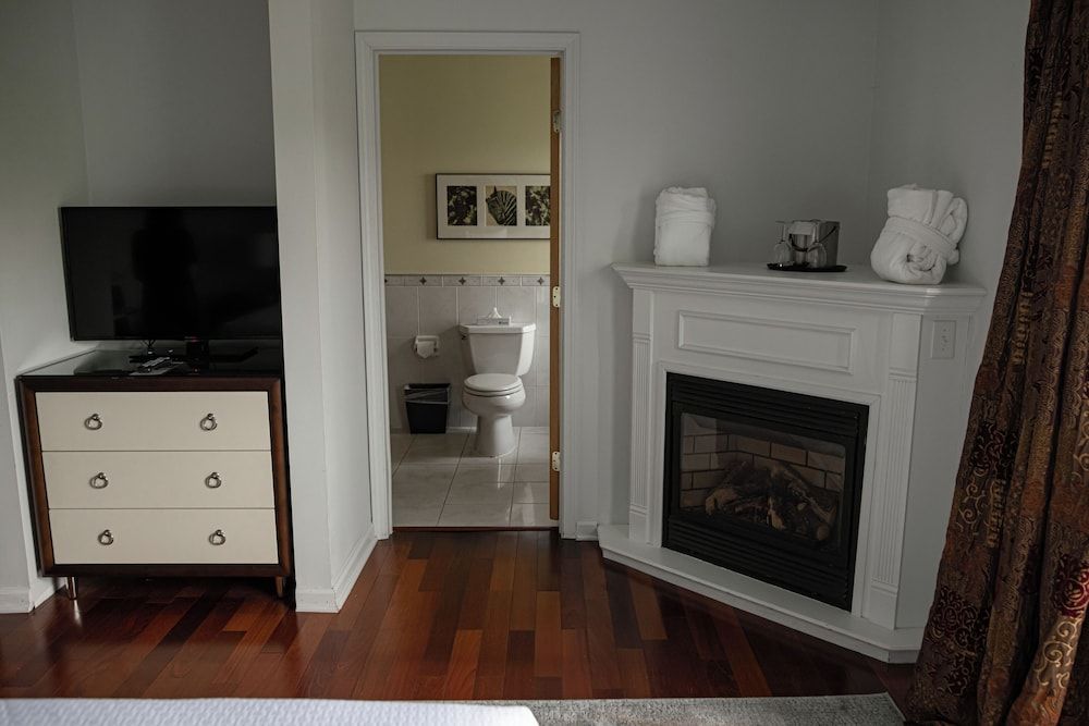 La Tourelle Inn & Spa Deluxe King Room 8