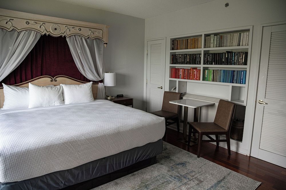 La Tourelle Inn & Spa Deluxe King Room 2