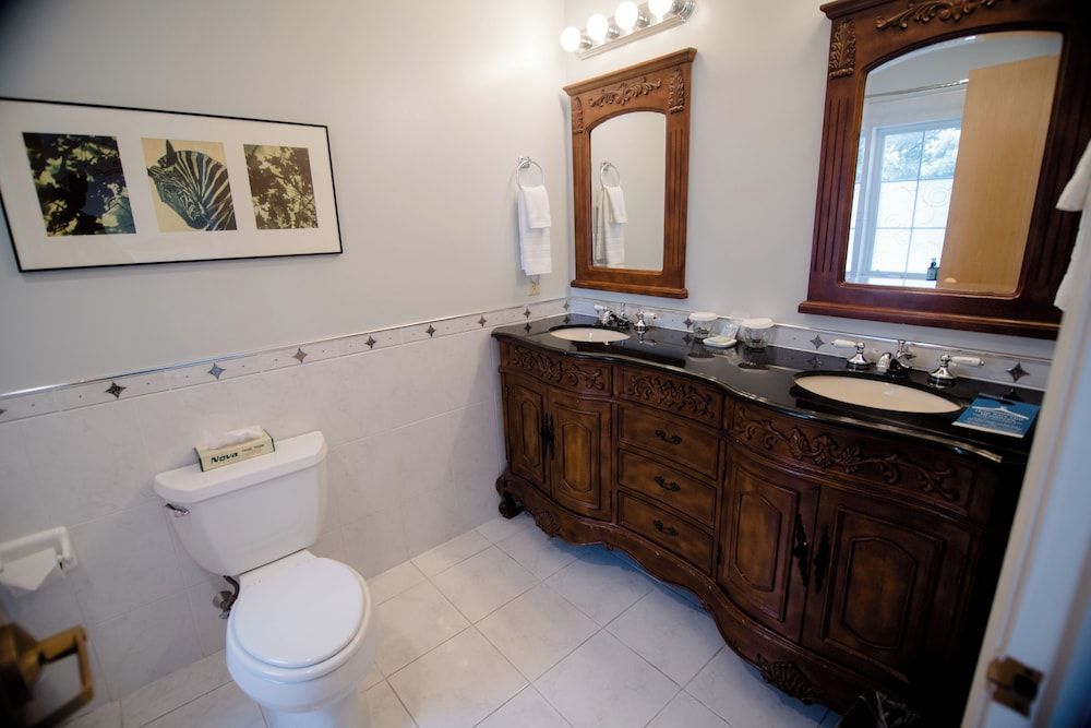 La Tourelle Inn & Spa Deluxe King Room 5