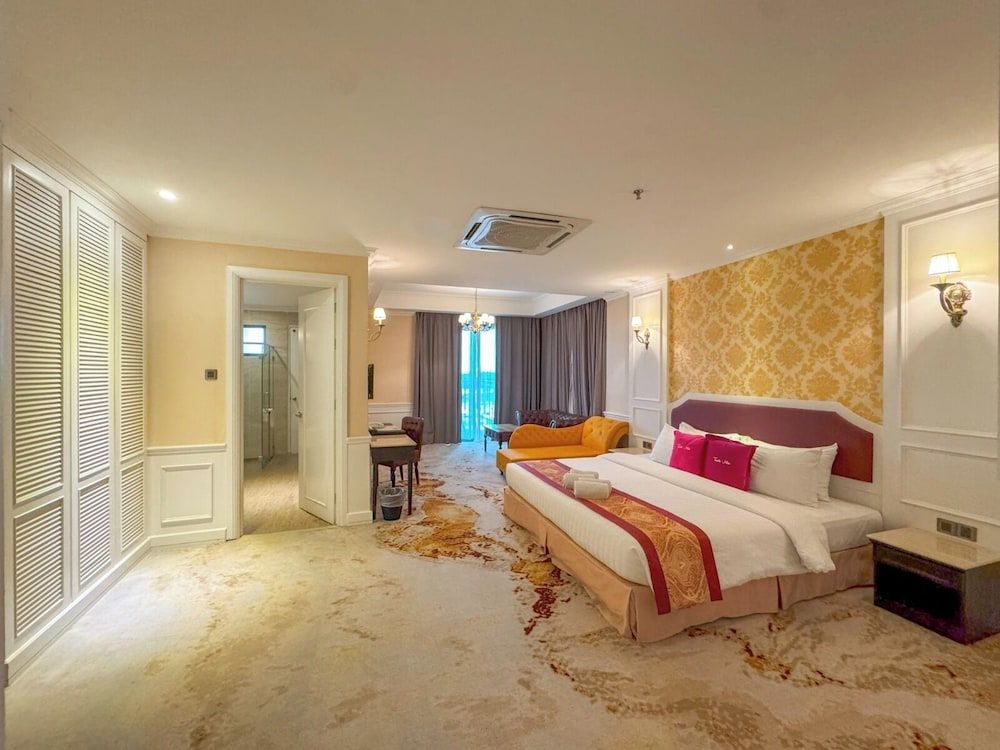 Deluxe king with jacuzzi