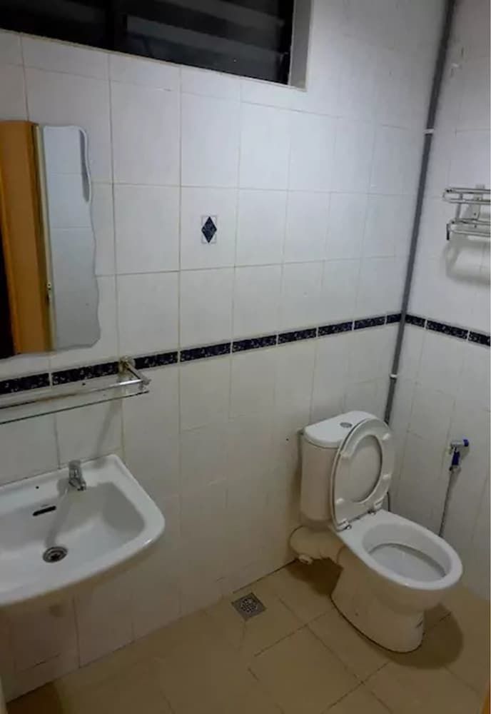 Eden Seaview Condominium II Condo, 3 Bedrooms, Pool View 18