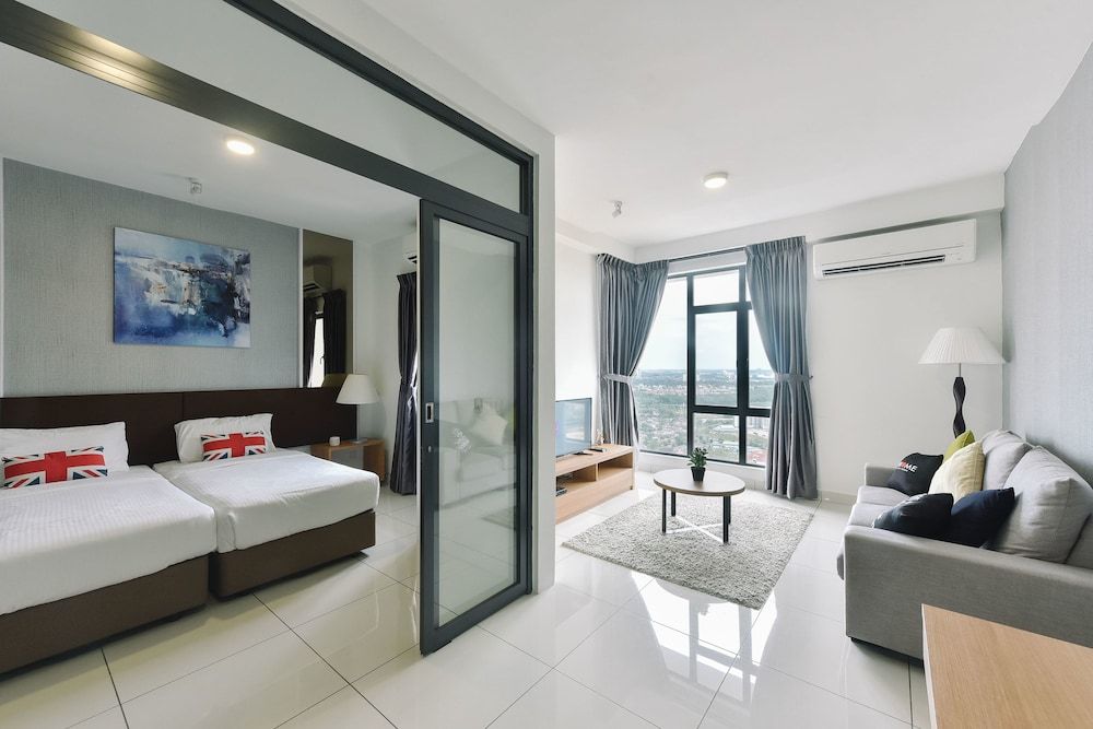 Deluxe Suite, 1 Queen Bed, City View