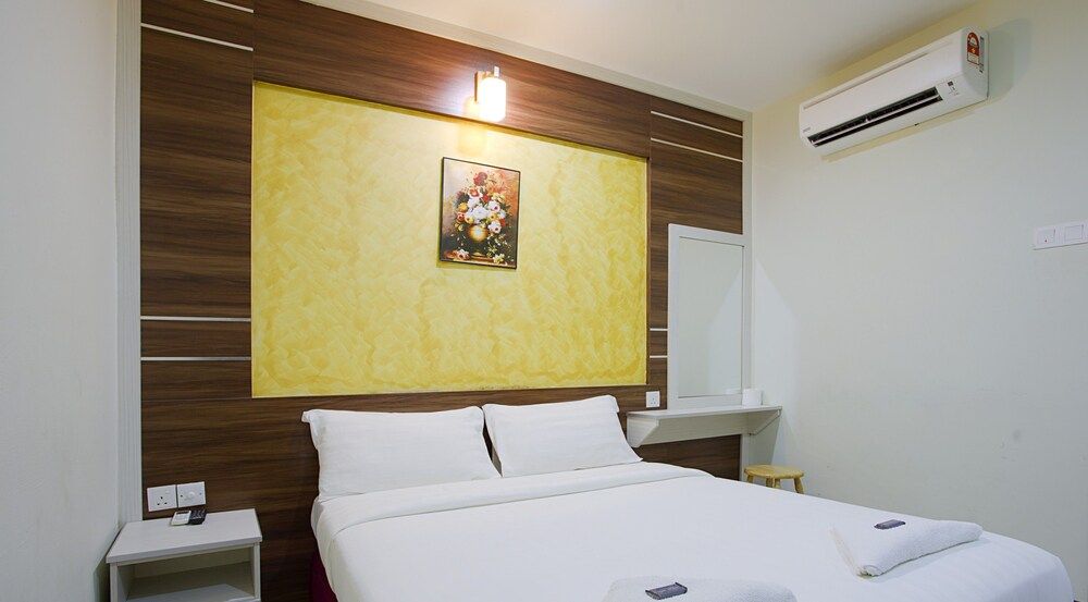 Golden Night Hotel Superior Room, No Windows 2