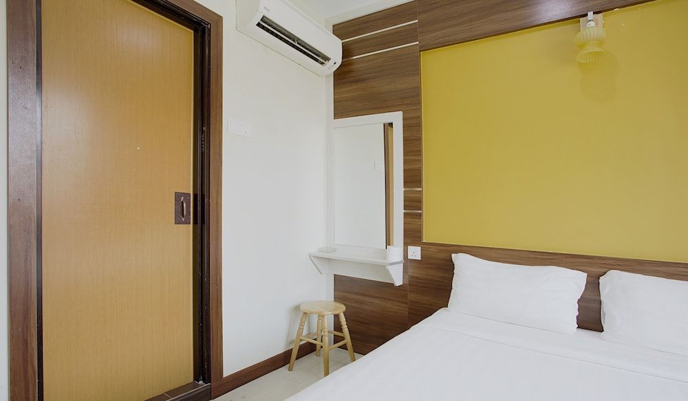 Golden Night Hotel Deluxe Room 3