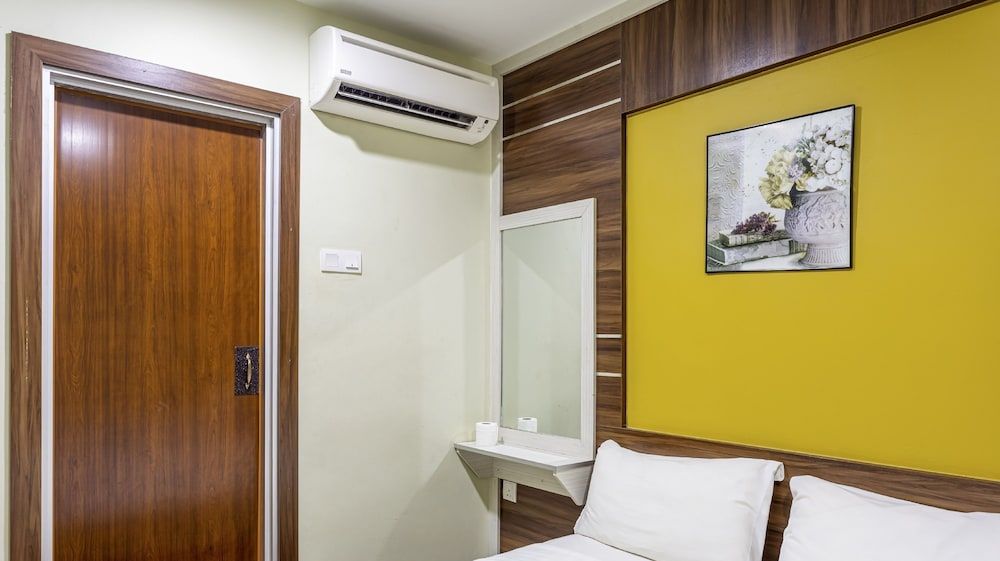 Golden Night Hotel Family Room, No Windows 4