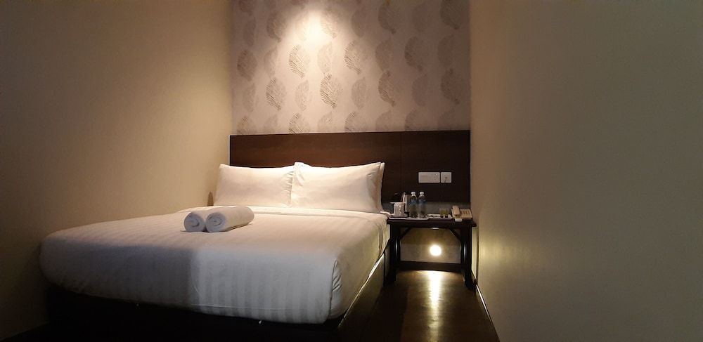 MIICO Hotel @ Mount Austin Queen Room, No Window 4