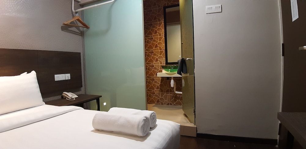 MIICO Hotel @ Mount Austin Queen Room, No Window 9