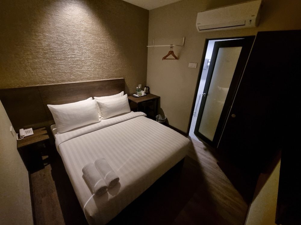 MIICO Hotel @ Mount Austin Queen Room, No Window 6