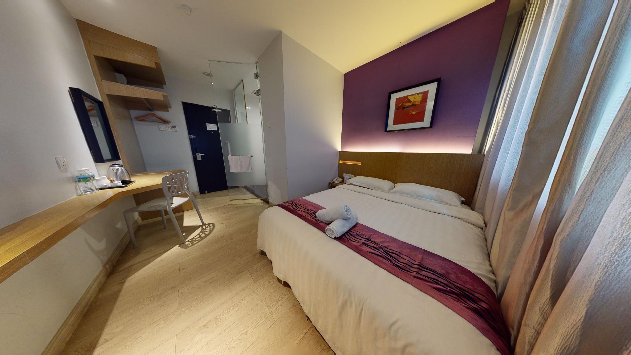 Deluxe Queen Room with Window