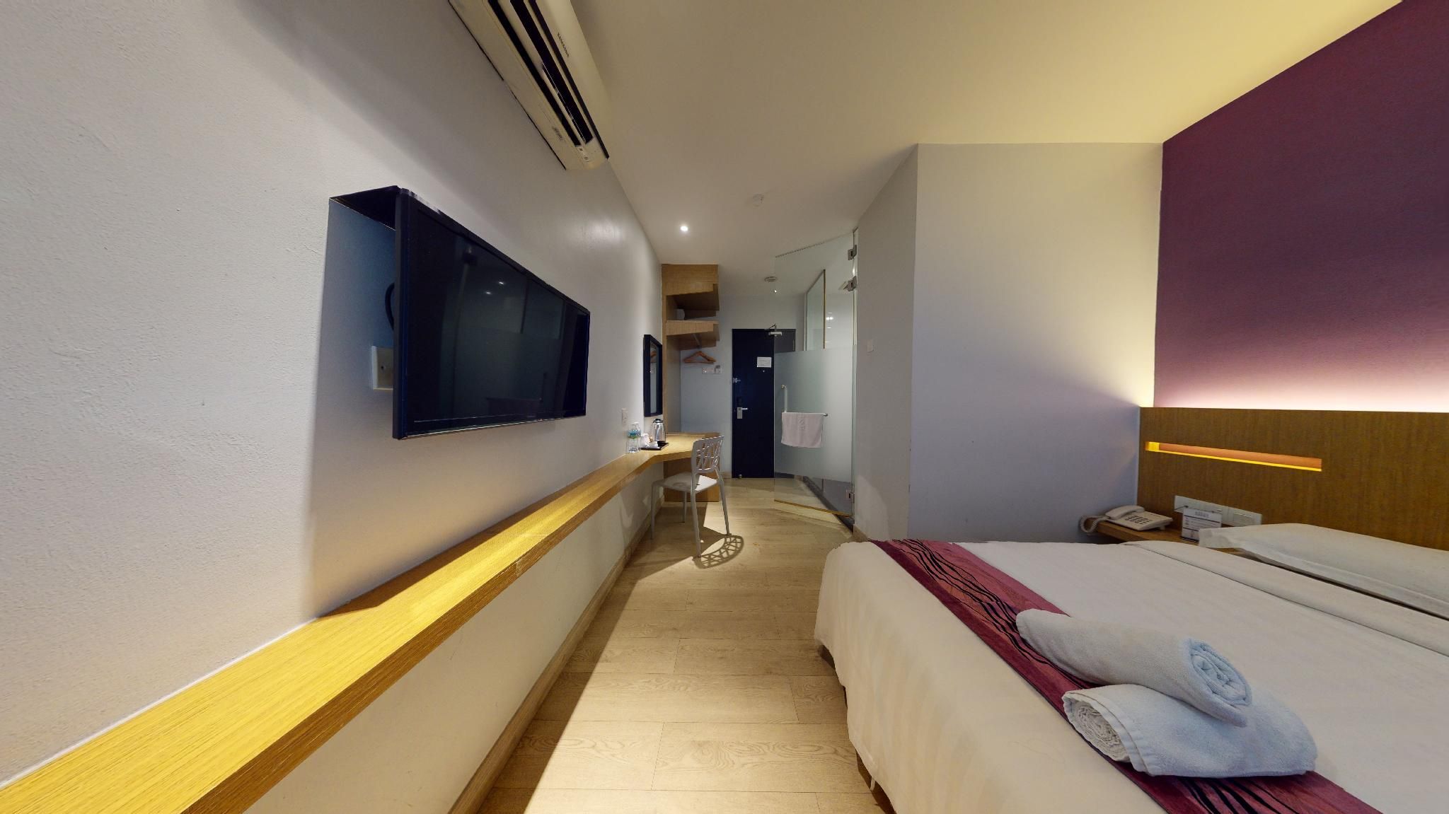 Deluxe Queen Room with Window