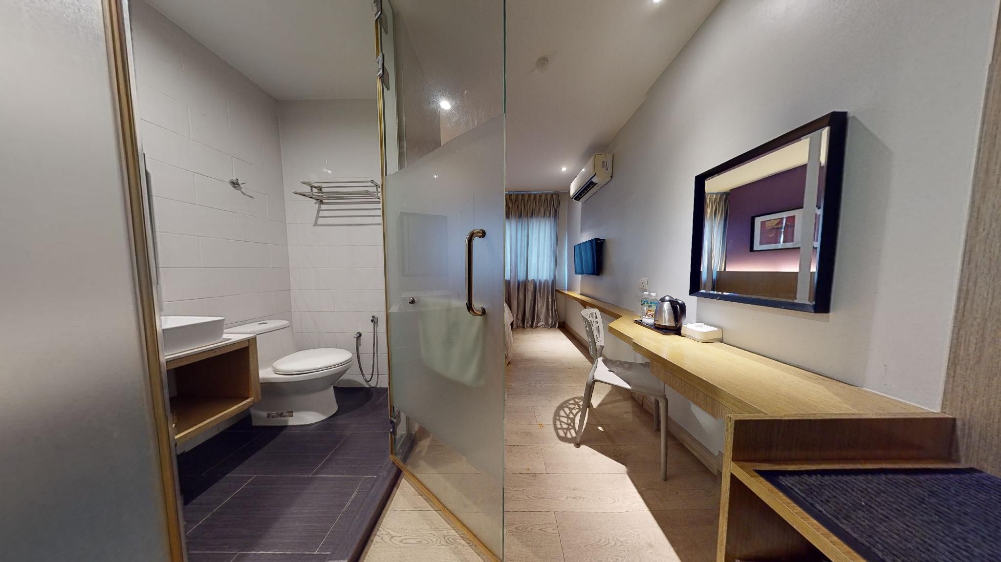 Deluxe Queen Room with Window