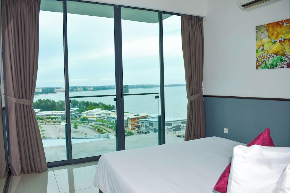 D'Wharf Hotel & Serviced Residence Premier Family Room 6