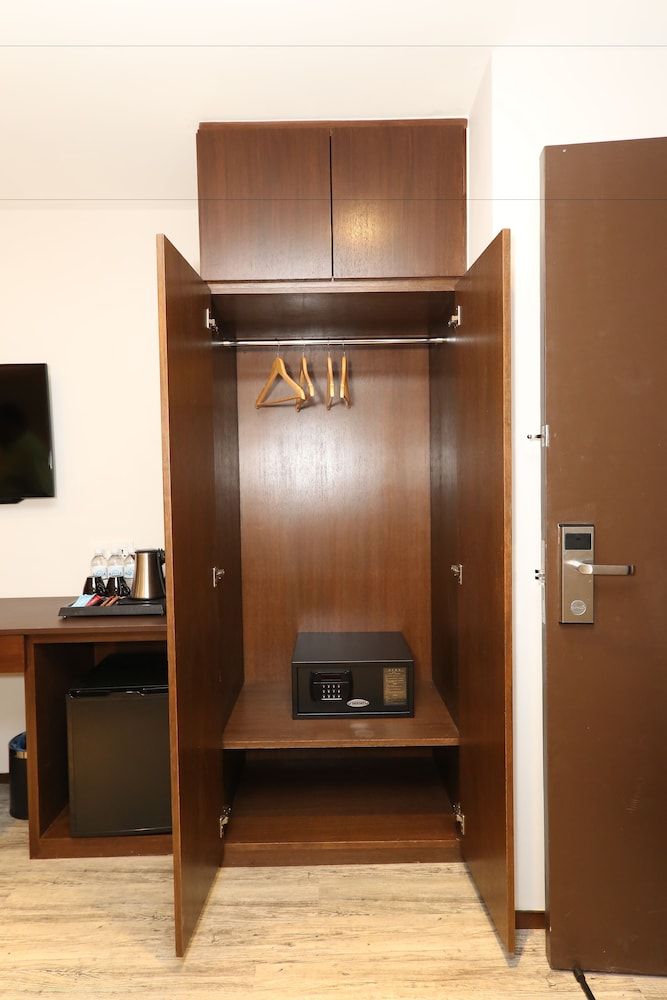 M & M Hotel KL Sentral Standard Room, 1 Queen Bed, No Windows 2