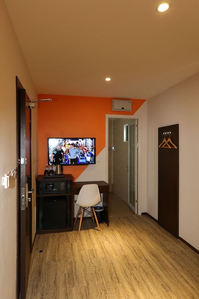 M & M Hotel KL Sentral Standard Room, 1 Queen Bed, No Windows 4