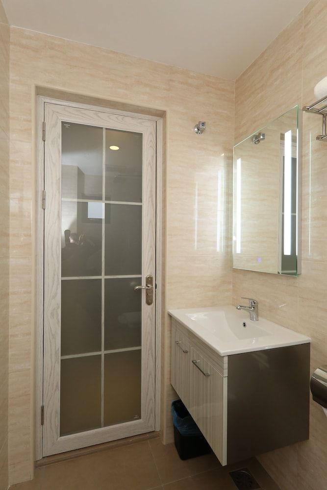 M & M Hotel KL Sentral Standard Room, 1 Queen Bed, No Windows 7