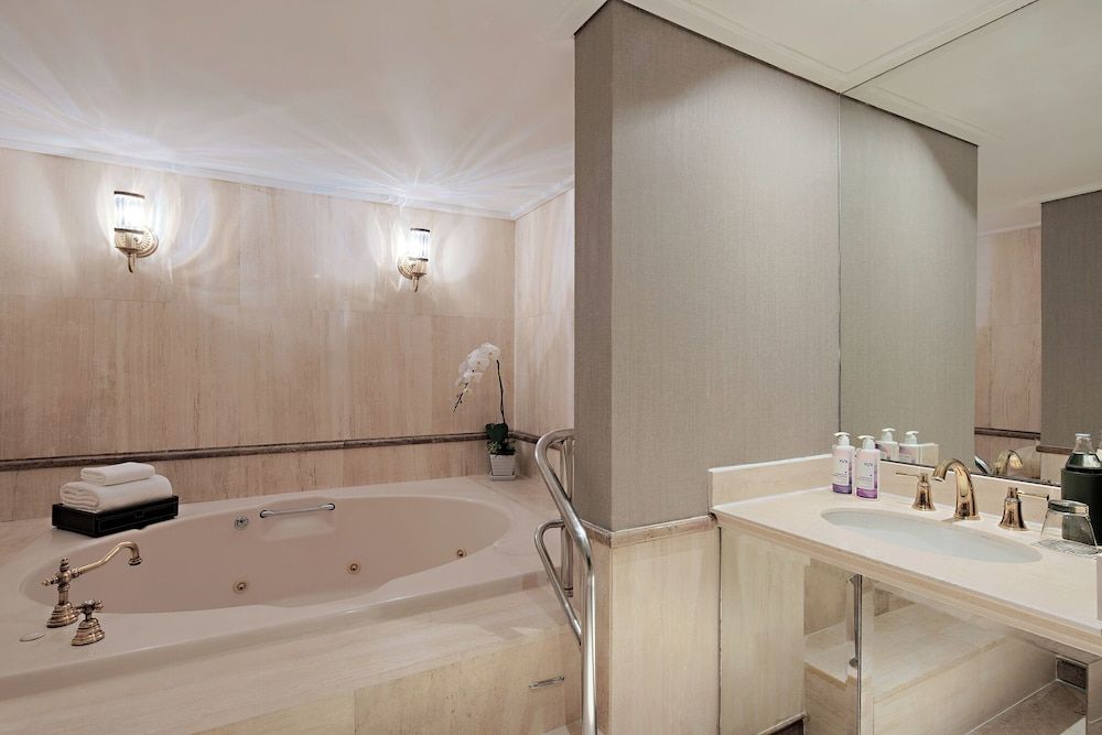 Presidential Suite, Club Access