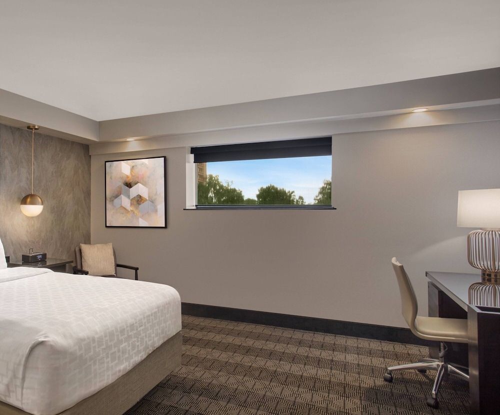 Room, 1 King Bed, Corner