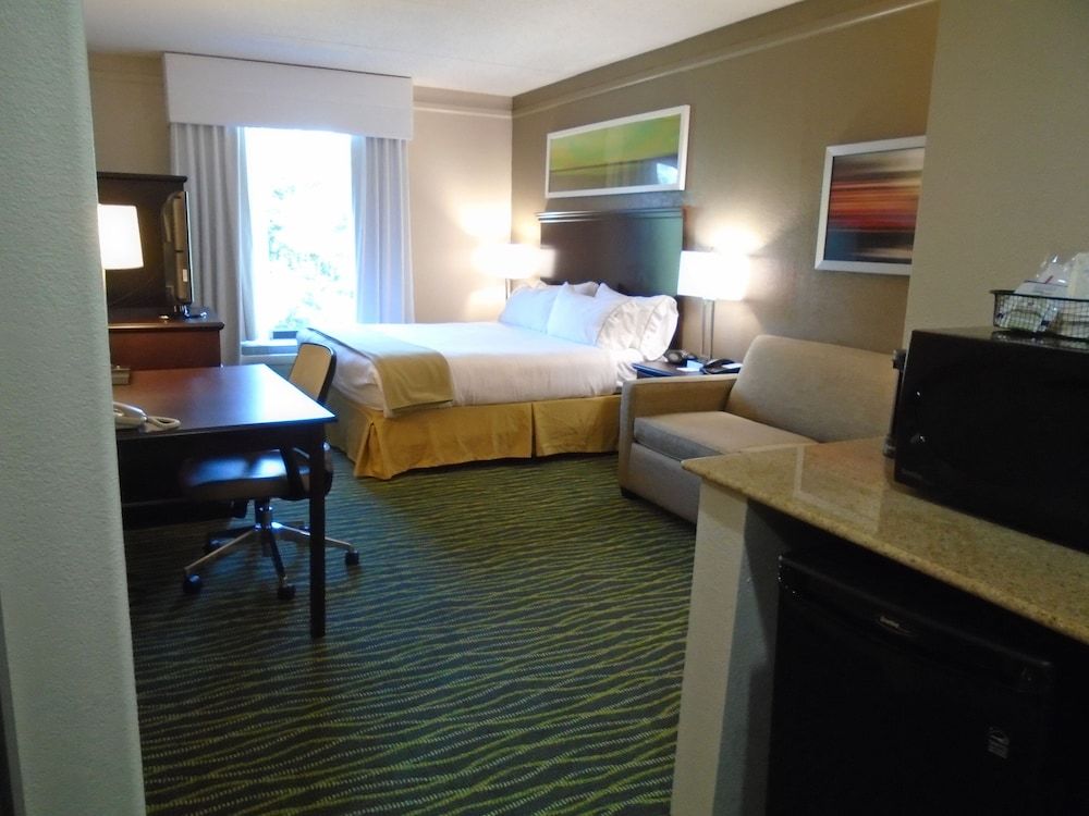 Standard Room, 1 King Bed, Accessible (Communication, Roll-In Shower)