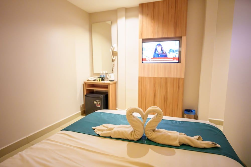 Alaxis Hotel Deluxe Queen Room 5