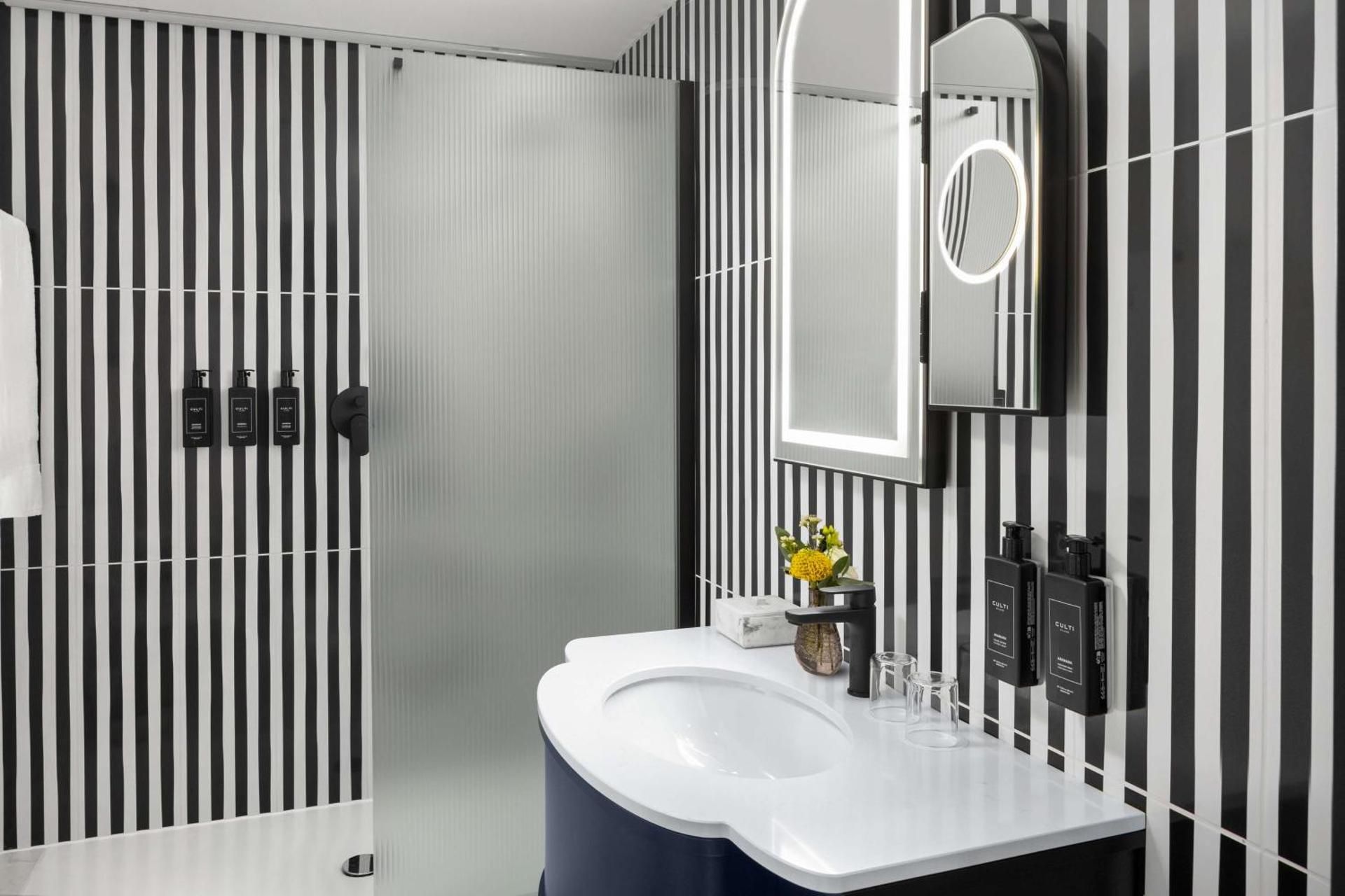 Anglo American Hotel Florence, Curio Collection by Hilton Queen Classic Room 2