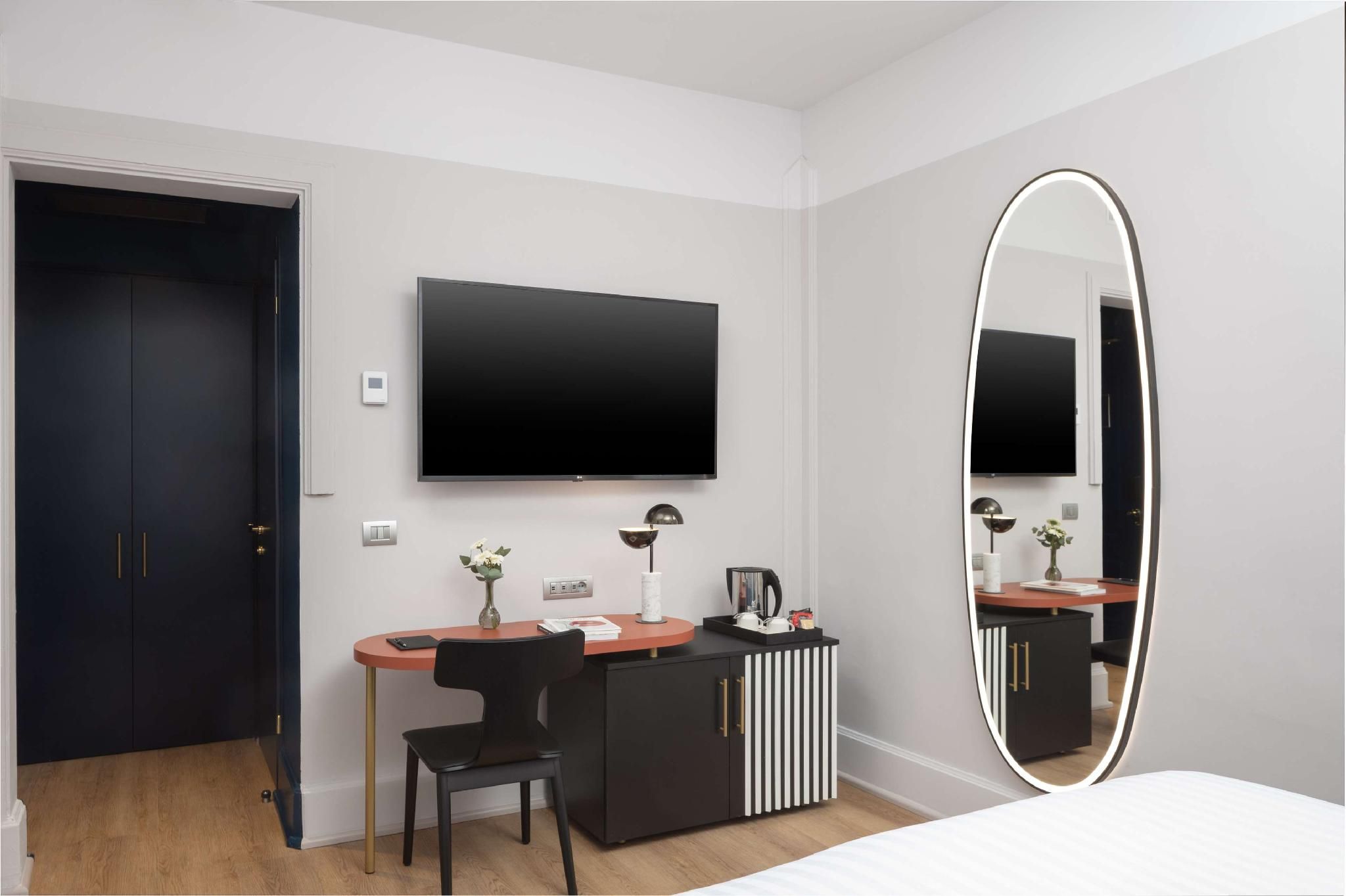 Anglo American Hotel Florence, Curio Collection by Hilton Queen Classic Room 3