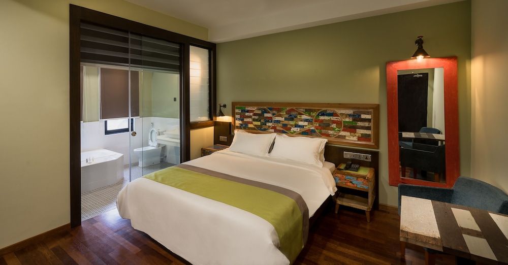 Treasures Hotel and Suites Superior Room, 1 King Bed, Non Smoking, Bathtub 2