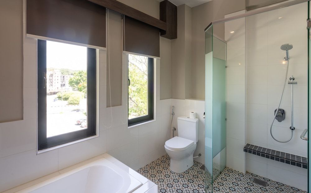 Treasures Hotel and Suites Superior Room, 1 King Bed, Non Smoking, Bathtub 3