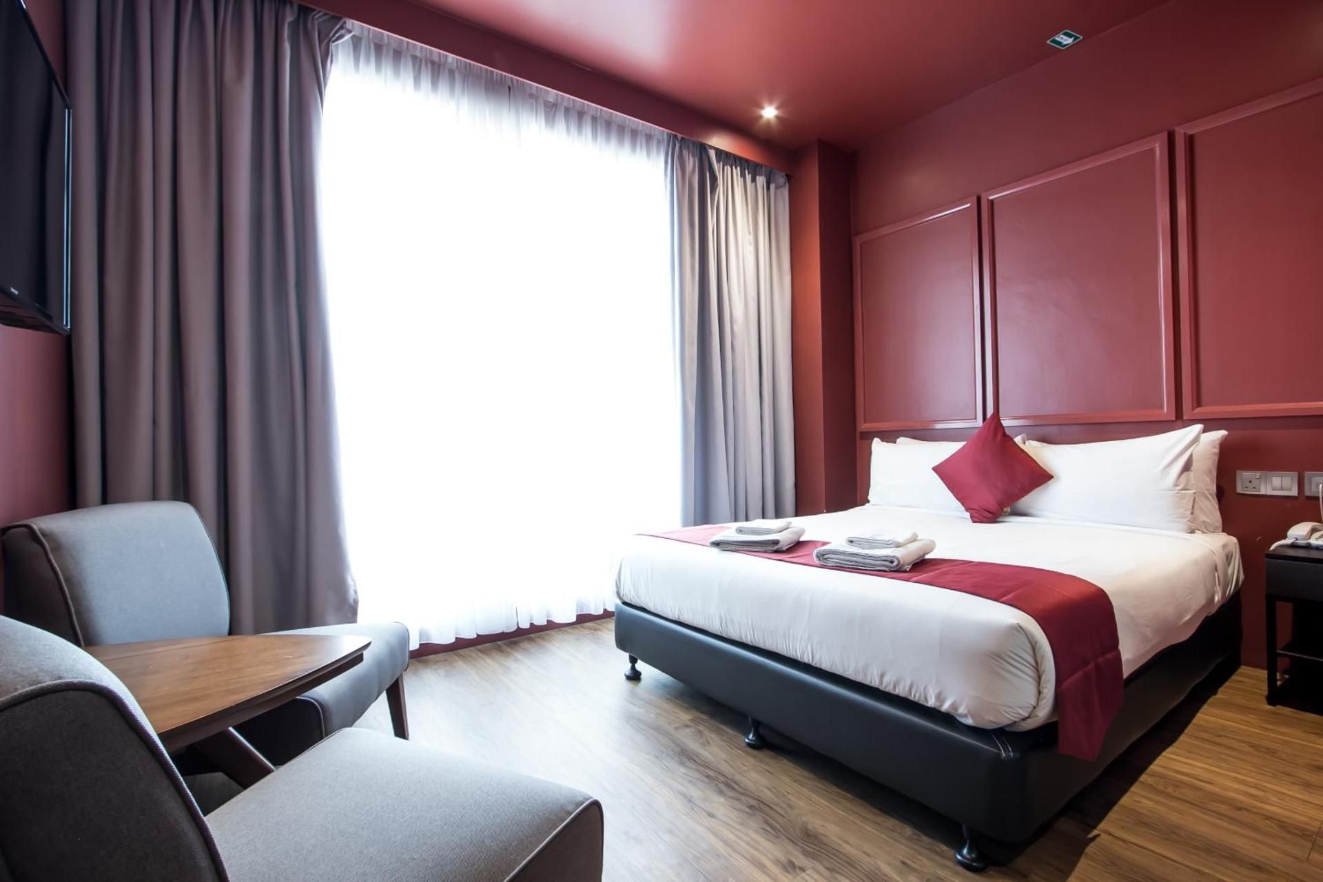 Deluxe Queen Room with Window