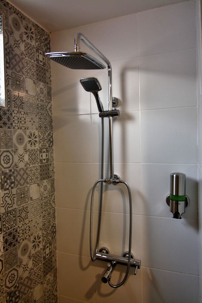 Bloommaze Boutique Hotel Standard Twin Room, No Windows 7