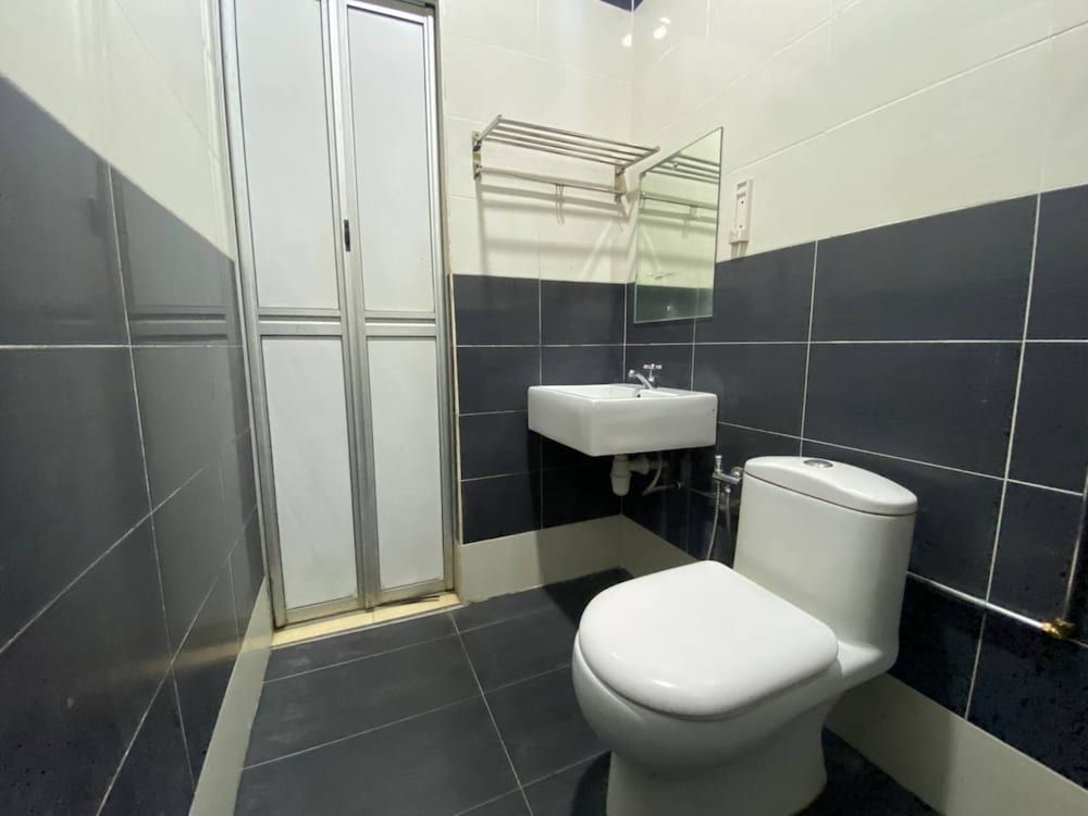 Capital O 91094 Hotel & Chalet Sportfishing Standard Triple Room 9