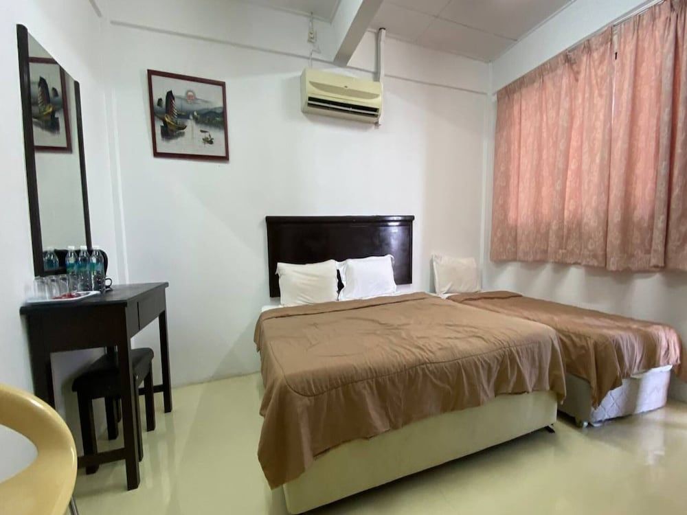 Capital O 91094 Hotel & Chalet Sportfishing Standard Triple Room 5