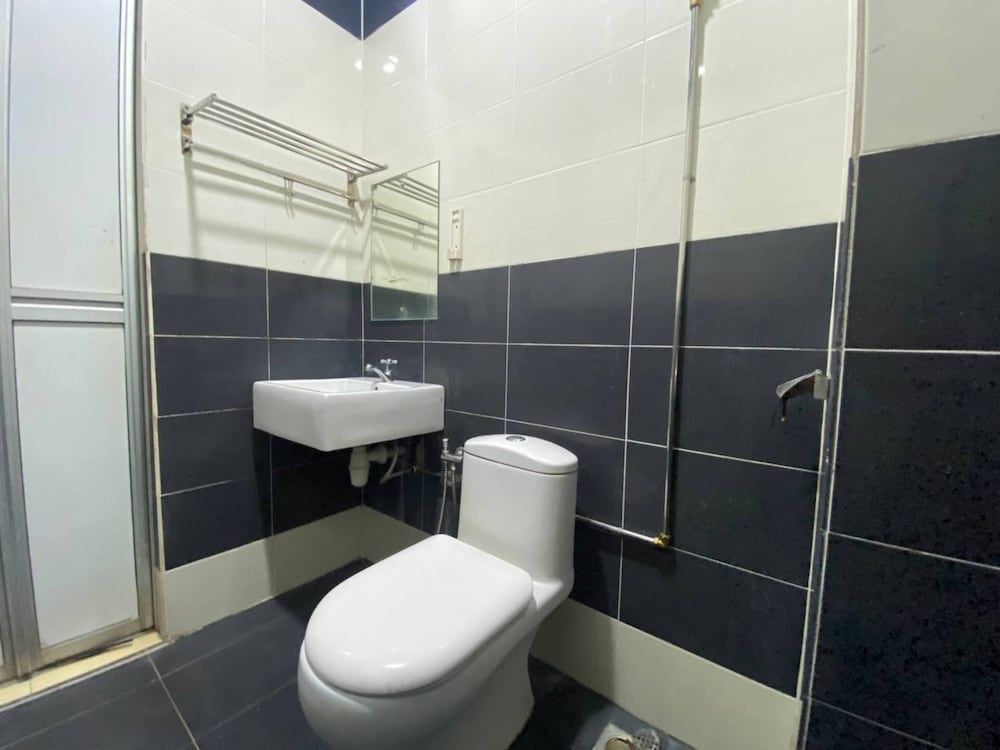 Capital O 91094 Hotel & Chalet Sportfishing Standard Triple Room 8