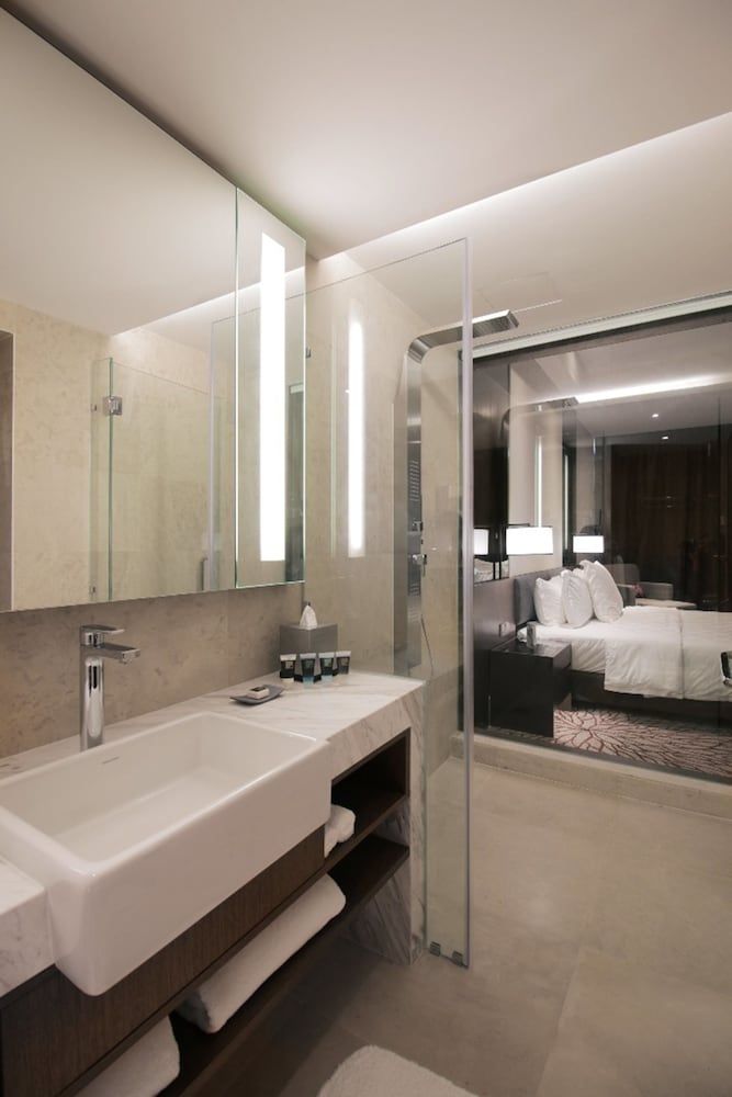 Impiana Hotel Senai Club Room, 1 King Bed (Deluxe) 3