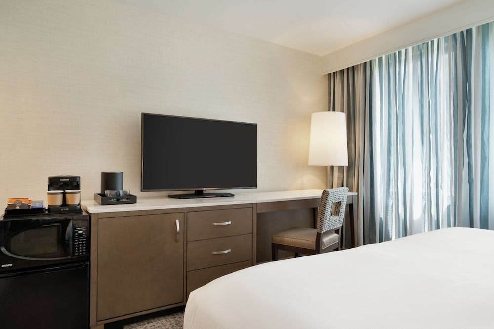 Room, 1 King Bed, Accessible (3x3 Shower)