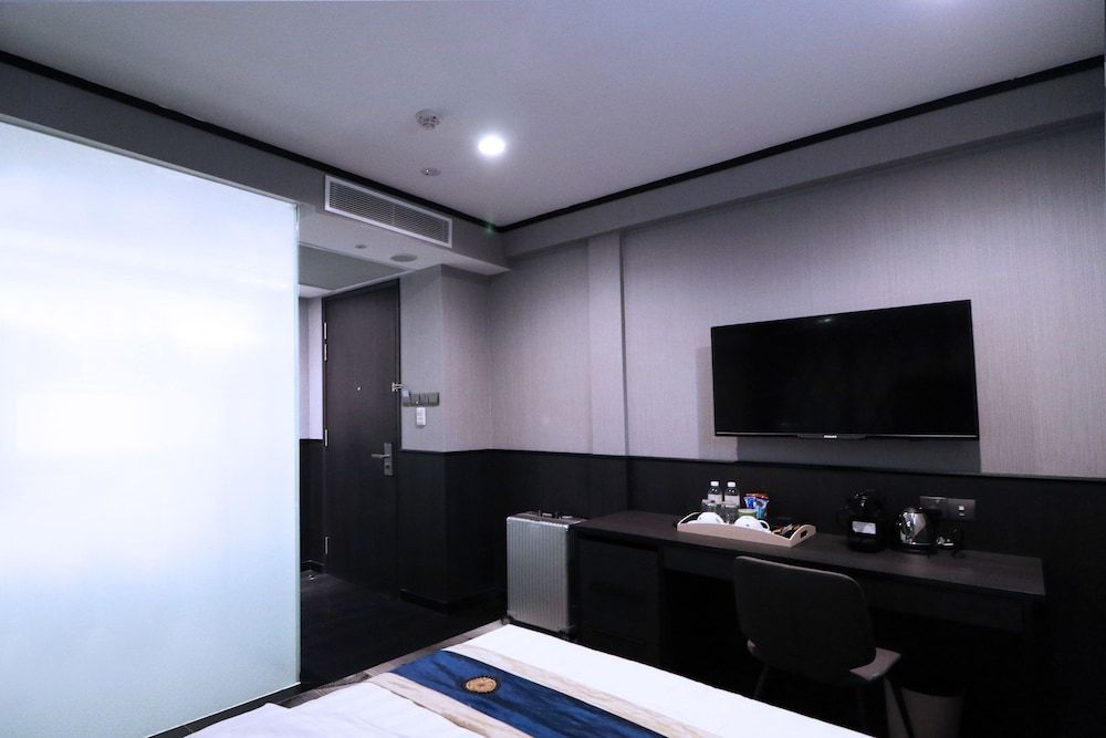 Hotel NuVe Urbane Deluxe Double Room, No Windows 5