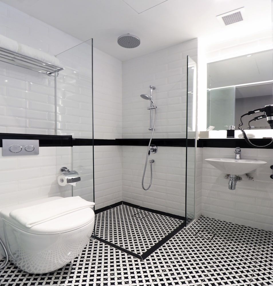 Hotel NuVe Urbane Deluxe Double Room, No Windows 3