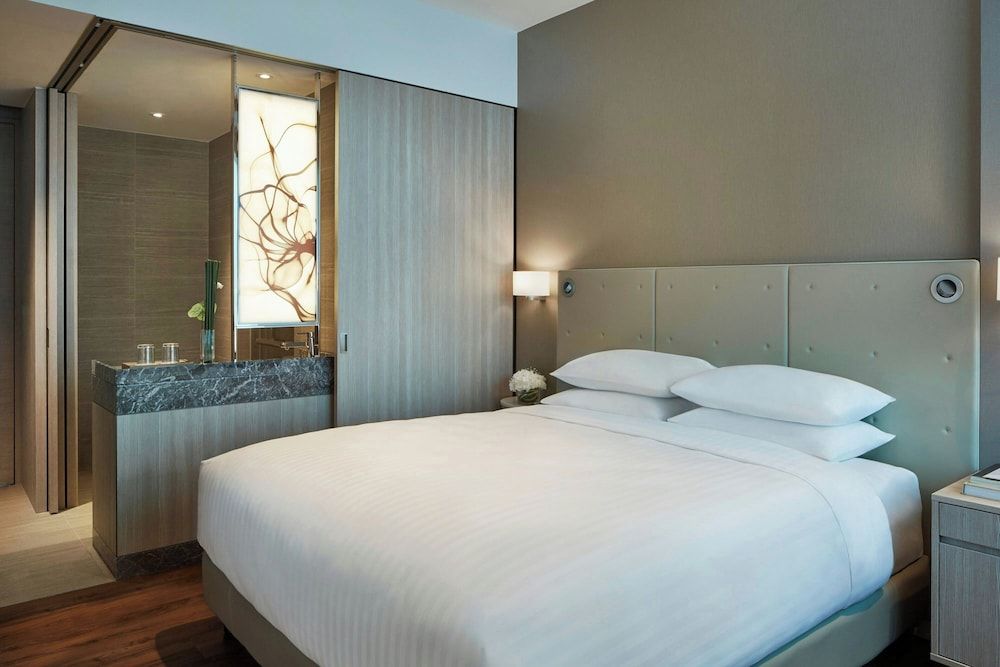 Premier Room, 1 King Bed, Corner