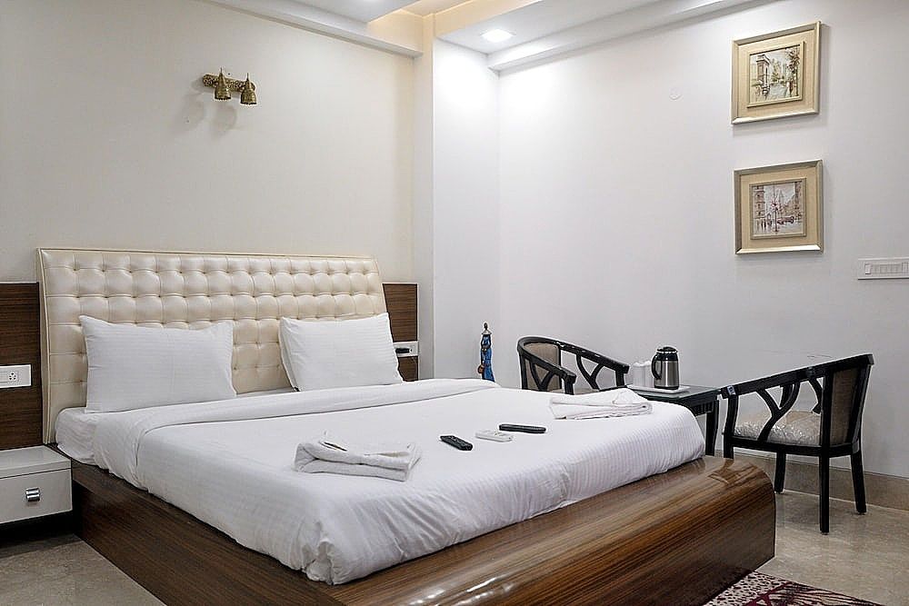 Gazebo Inn & Suites Super Deluxe Room with Balcony and Living Area 10