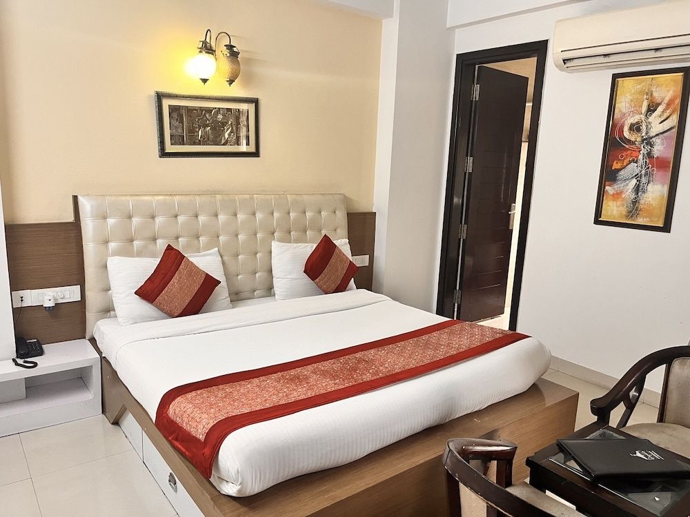 Gazebo Inn & Suites Super Deluxe Room with Balcony and Living Area 11