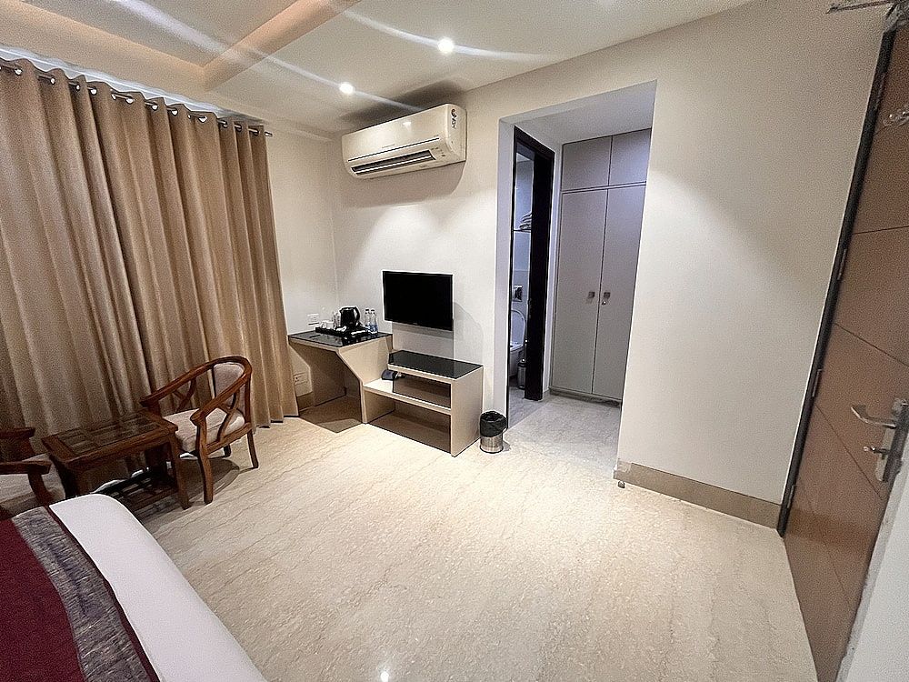 Gazebo Inn & Suites Super Deluxe Room with Balcony and Living Area 19